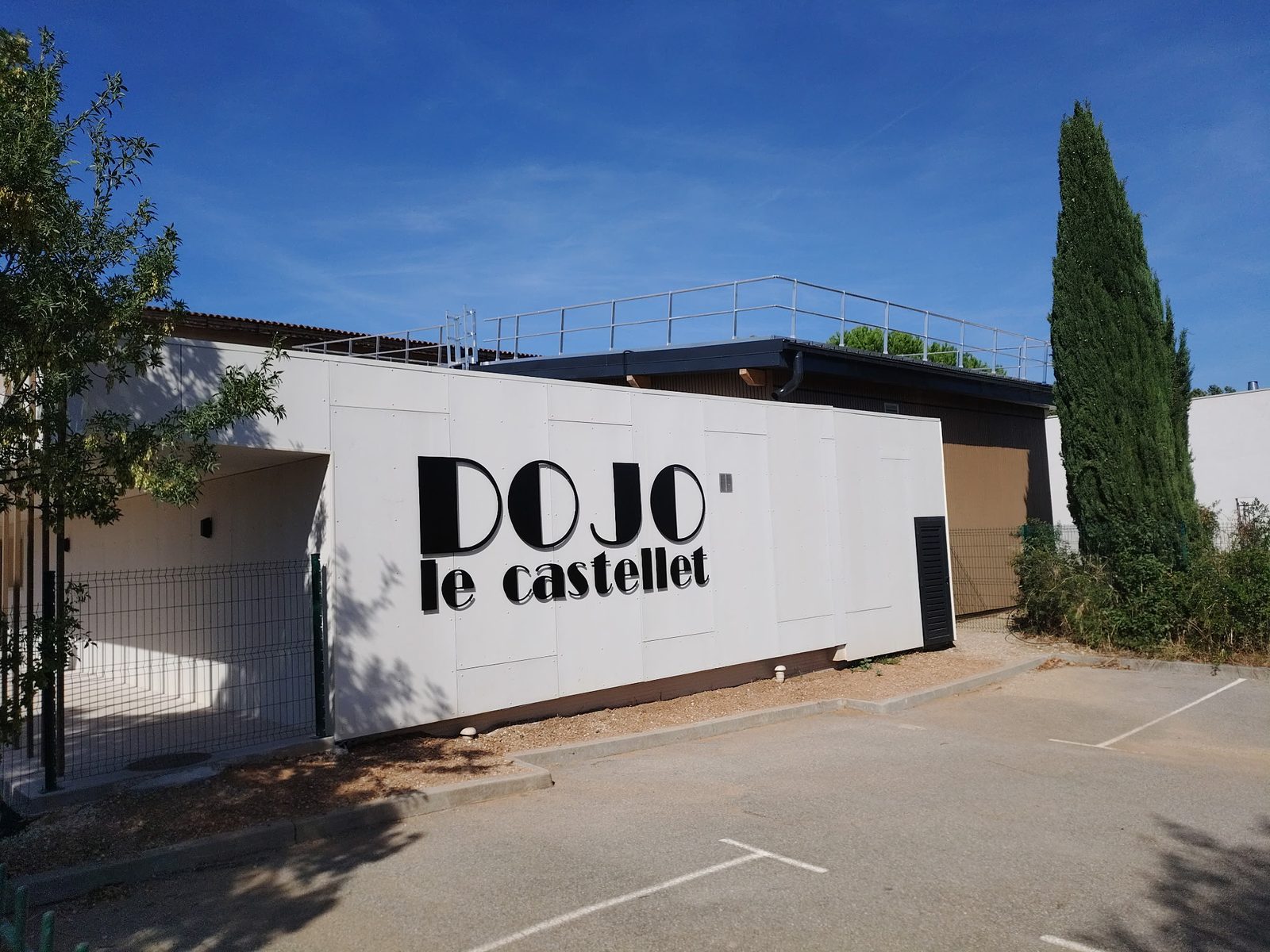 Dojo du Castellet — vestiaires et sanitaires en containers, bardage blanc